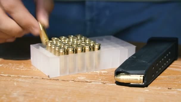 Pistole Hände Laden Eine Kampfpistole Zum Abfeuern — Stockvideo