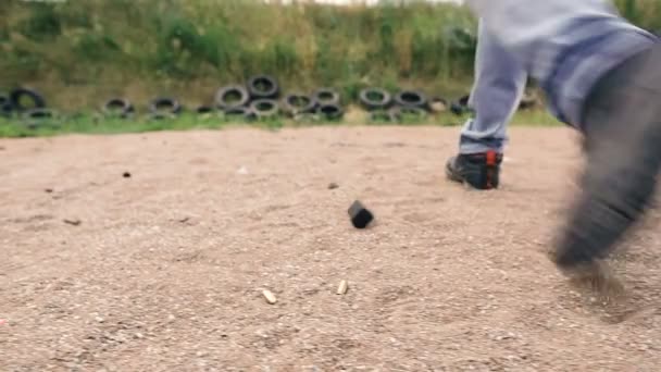 Disparando Hombre Está Practicando Tiro Táctico Con Una Pistola Campo — Vídeo de stock