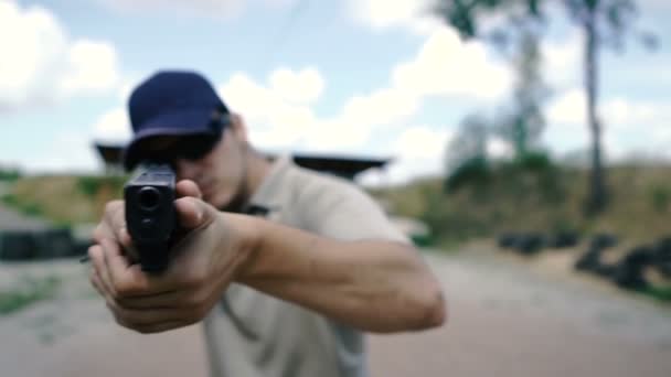 Disparando Hombre Está Practicando Tiro Táctico Con Una Pistola Campo — Vídeo de stock