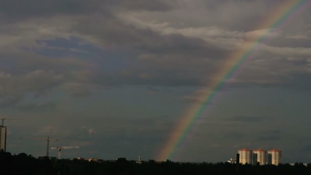 Rainbow Duha Pozadí Obytných Budov — Stock video