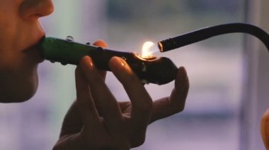 Esrar. Pipo ile esrar içmek