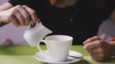 Krem. Kremalı kahve. Eller kahve içine krema dökün.