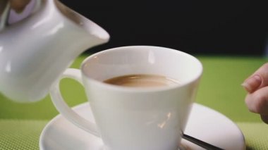 Krem. Kremalı kahve. Eller kahve içine krema dökün.