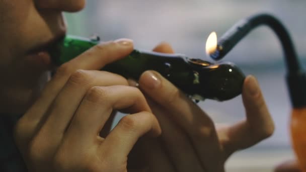 Cannabis Röka Cannabis Genom Ett Rör — Stockvideo