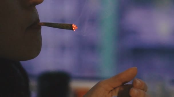 パイプを通して大麻を吸う — ストック動画