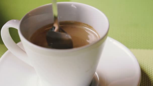 Café Mano Revuelve Una Cuchara Con Azúcar Una Taza Café — Vídeos de Stock