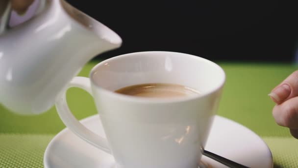 Crème. Café à la crème. Verser la crème dans le café .