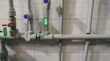 Kazan. Özel bir evde ısıtma suyu için büyük kazan.