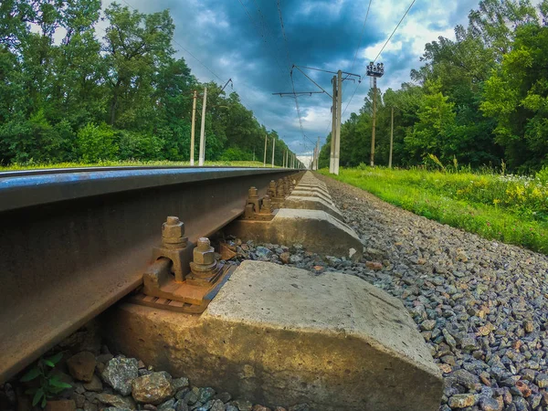 Spoorlijn op een achtergrond van donkere wolken — Stockfoto