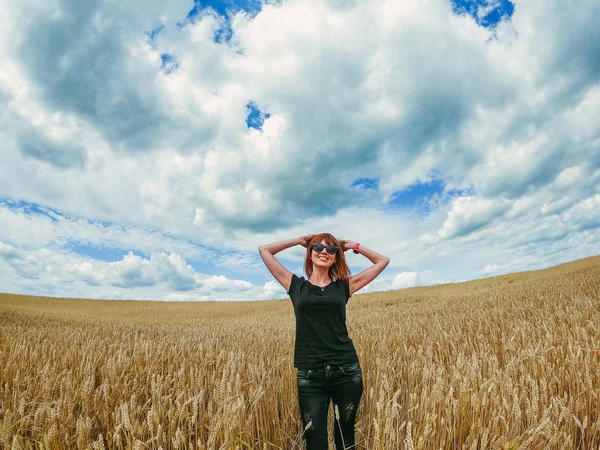 Поле. Дівчина проходить через жовте пшеничне поле . — стокове фото