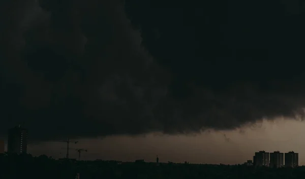 L'ouragan. Le ciel noir remplit la ville, il pleut — Photo