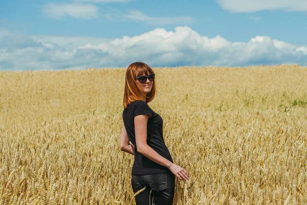 Поле. Дівчина проходить через жовте пшеничне поле . — стокове фото