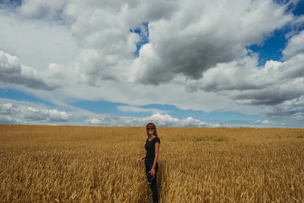 Поле. Девушка ходит по желтому пшеничному полю . — стоковое фото