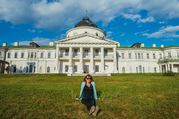 Viagem. A menina caminha pelo palácio e pela área do parque. Kachan. — Fotografia de Stock