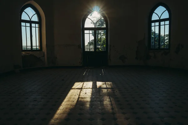 Fenster. die Sonnenstrahlen scheinen durch das alte Fenster im Raum. — Stockfoto