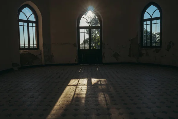 Fenêtre. Les rayons du soleil brillent à travers la vieille fenêtre de la pièce . — Photo