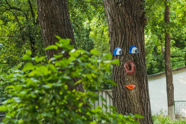 Träd. Träd med målat ansikte. — Stockfoto
