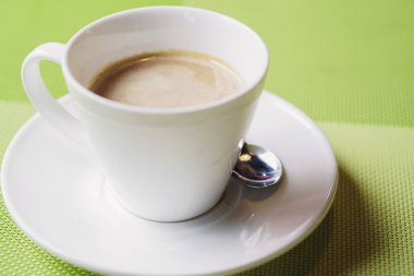 Kahve. El bir fincan kahve şeker ile bir kaşık karıştırır