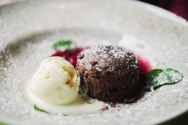 Tatlı. Az dondurma ve dondurma ile Tatlı.