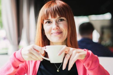 Kahve. Kız bir fincan dan kahve içiyor