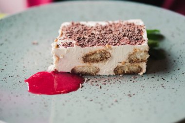 Tiramisu. Bir kaşık tiramisu kek bir parça tatili.