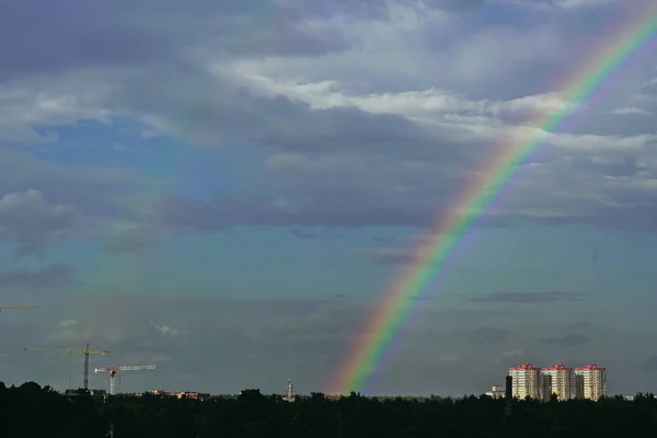 Rainbow. Rainbow on the background of residential buildings — Stock Photo, Image