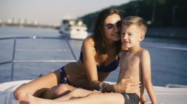 Anne ve bebek. Anne ve bebek bir yatta yelken açıyorlar..