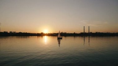 Günbatımı. Gün batımı ile geniş nehir.