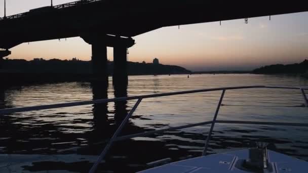 Ponte Yacht Sta Navigando Attraverso Ponte — Video Stock