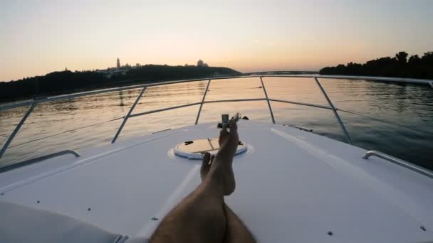 Yacht Sole Tramonto Gambe Uomo Nel Telaio Sulla Prua Dello — Video Stock