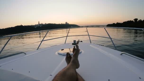 Yacht Sole Tramonto Gambe Uomo Nel Telaio Sulla Prua Dello — Video Stock