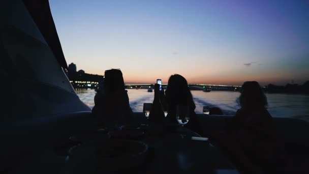 人们在游艇上航行 用手机拍照的剪影 — 图库视频影像