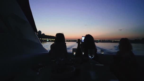 Мобильный Телефон Силуэты Людей Плавают Яхте Фотографируют Мобильные Телефоны — стоковое видео