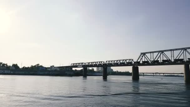 Most Kolejowy Pociąg Towarowy Podróżuje Wzdłuż Mostu — Wideo stockowe