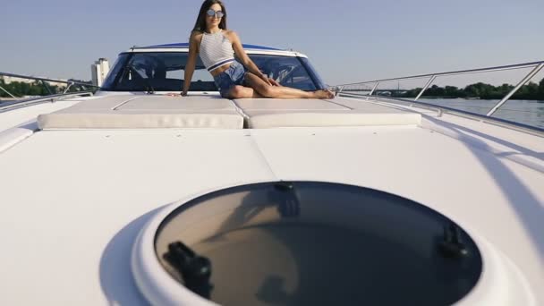 Yacht Ragazza Sta Navigando Uno Yacht — Video Stock