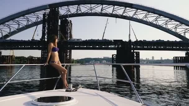 Yacht Una Ragazza Costume Bagno Prende Sole Sul Ponte Uno — Video Stock