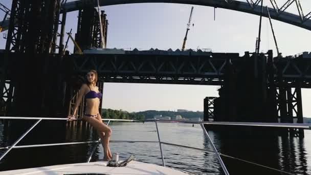 Yacht Une Fille Maillot Bain Prend Soleil Sur Pont Yacht — Video