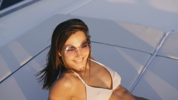 日光浴 女孩穿着白色泳衣晒日光浴 — 图库视频影像