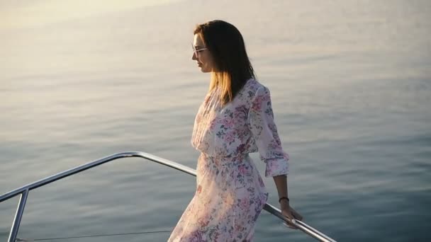 ヨット 少女はヨットで航海している — ストック動画