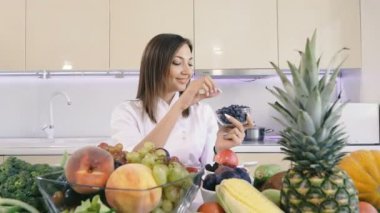 Doğru beslenme. Kız elinde çilek tutar.