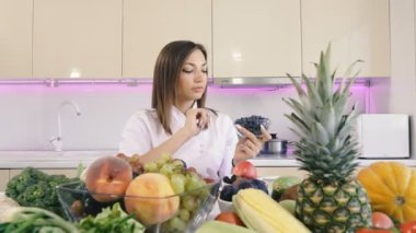 Doğru beslenme. Kız elinde çilek tutar.