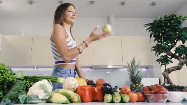 Kök Med Grönsaker Och Frukter Flickan Köket Rymmer Ett Äpple — Stockvideo