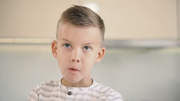 Хлопчик Їсть Ягоди Кухні — стокове відео