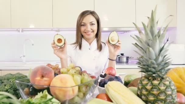 Cucina Con Verdure Una Ragazza Sta Cucina Tiene Mano Avocado — Video Stock