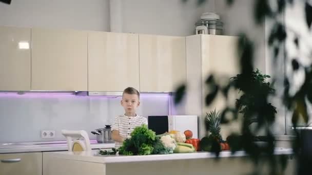 Мальчик Ест Ягоды Кухне — стоковое видео
