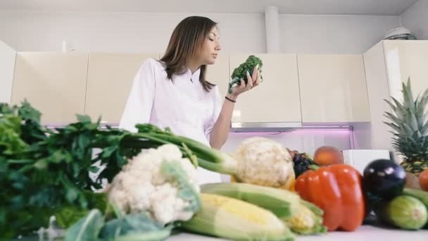 厨房和蔬菜 女孩手里拿着花椰菜 — 图库视频影像