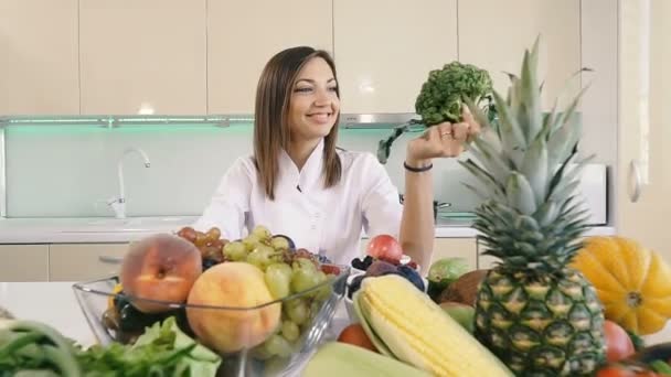 Кухня Овощи Девушка Держит Брокколи Руке — стоковое видео