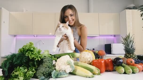 Cocina Verduras Niña Sostiene Gato Las Manos Sobre Fondo Verduras — Vídeos de Stock