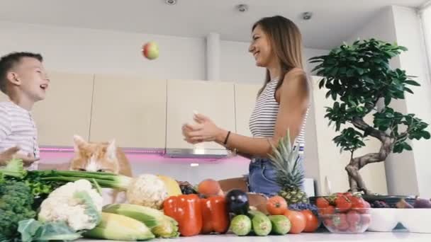 Cozinha Legumes Mãe Com Uma Criança Gato Cozinha Preparando Comida — Vídeo de Stock