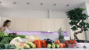 Mutfak ve yemek. Kız elinde meyve bir tabak tutar.